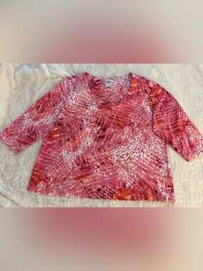Ruby Rd. Women’s 1X Pink/Coral Abstract Print Top with scoop neck 3/4 sleeves.